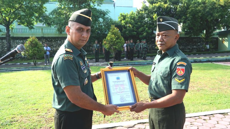 Dandim 0730/Gunungkidul Letkol Inf Roni Hermawan juga memberikan piagam penghargaan kepada anggotanya yang pindah satuan.