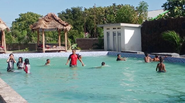 Latihan Dasar Renang dan Bola Air Guru PJOK SD Negeri 6 Arungkeke, Boyong Siswa Praktek Langsung