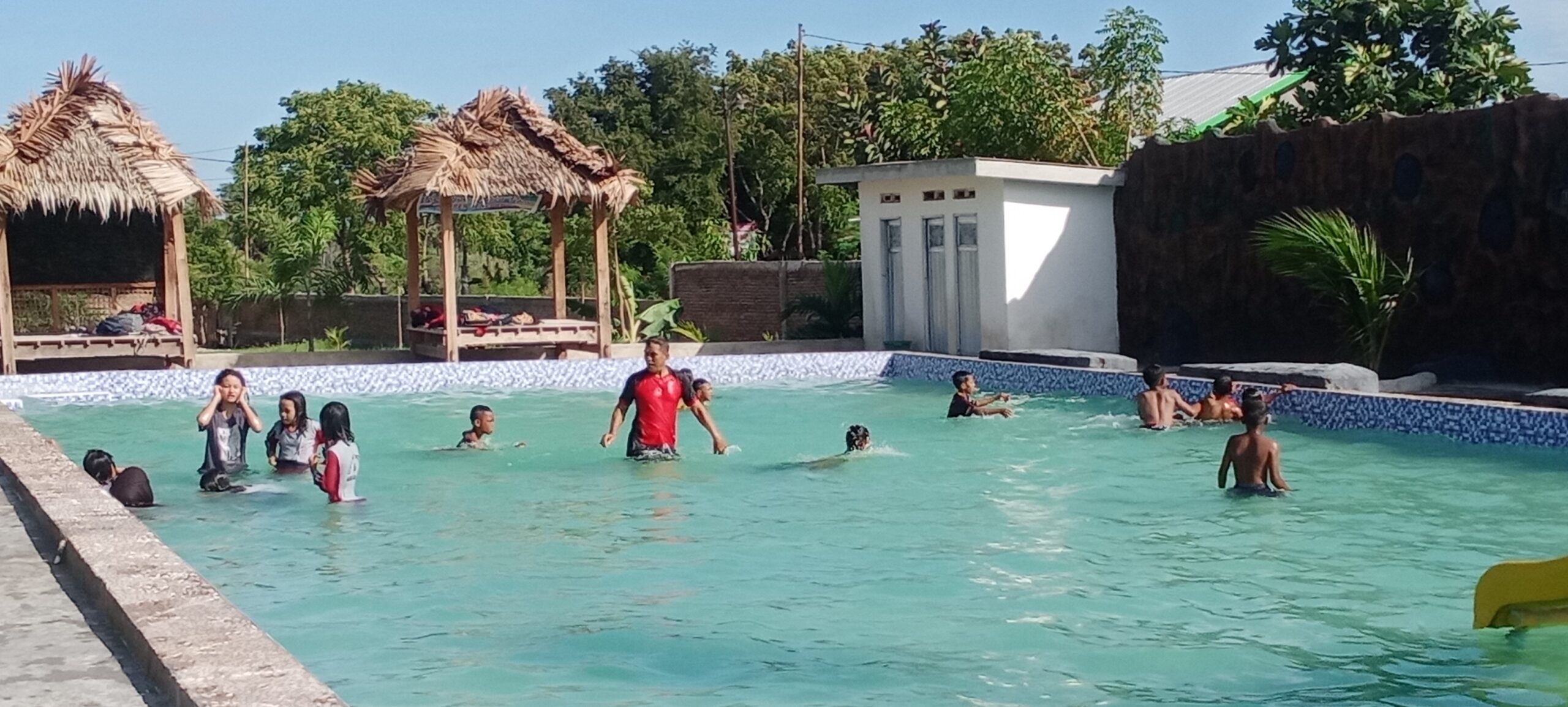 Latihan Dasar Renang dan Bola Air Guru PJOK SD Negeri 6 Arungkeke, Boyong Siswa Praktek Langsung