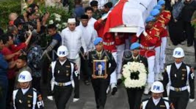 Menko Polhukam Hadi Tjahjanto Menjadi Inspektur Upacara Pemakaman Jenazah Wapres Ke-9 Hamzah Haz