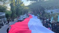 Pengurus Besar Himpunan Pelajar Mahasiswa Turatea 'PB HPMT' Bentangkan Bendera Merah Putih
