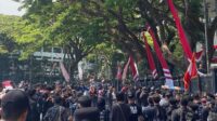 Malang Memanas! Ratusan Massa Aksi Geruduk DPRD, Tolak Upaya DPR Kangkangi Keputusan MK Tentang Pilkada