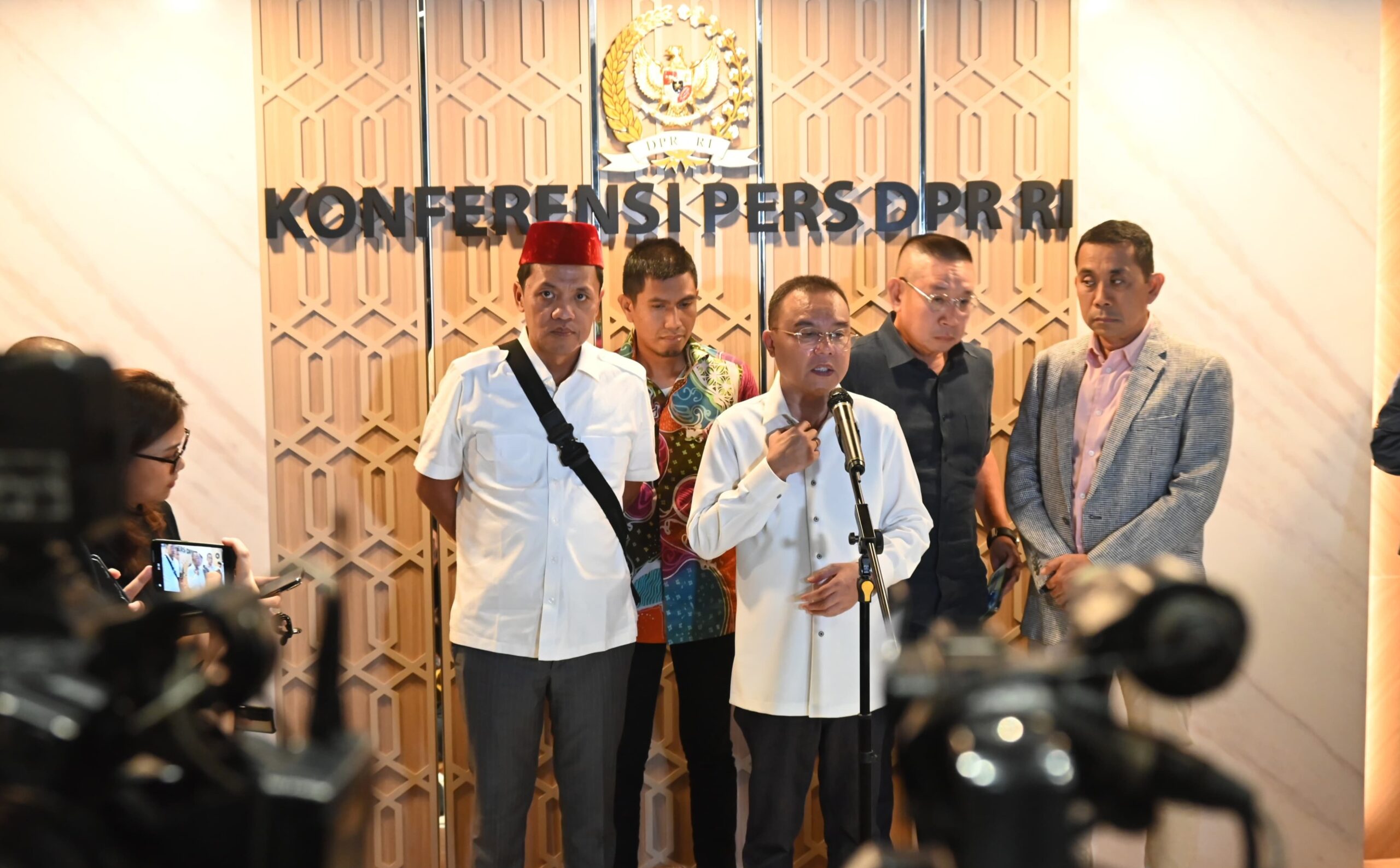 Wakil_Ketua_DPR_RI_Sufmi_Dasco_Ahmad_saat_konpers_di_Kompleks_Parlemen__Senayan__Jakarta__Kamis_(22_20240822190149