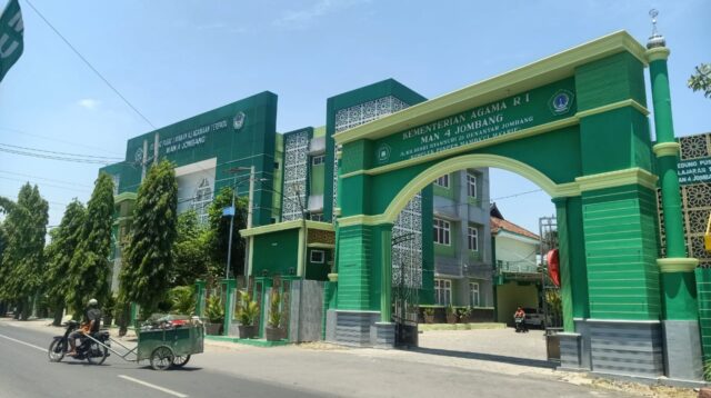 Anak Buruh Tani di Bandarkedungmulyo Bingung Lengkapi Anaknya Mau Daftar Kuliah, Ijazah Ditahan di MAN 4 Jombang