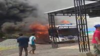 Mobil SIM Keliling Polres Maros Terbakar di Depan Rumah Kepala Desa Rompegading.0