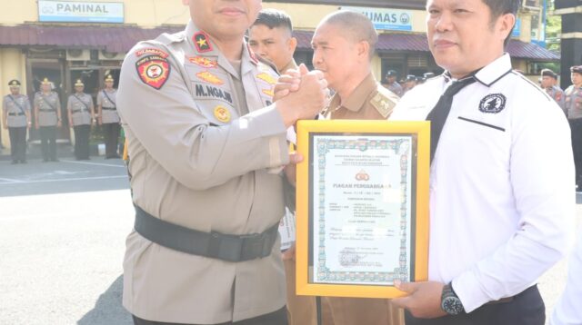 Aipda Jasriadi Terima Penghargaan Dari Kapolrestabes Makassar