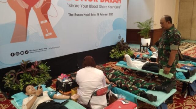 Puluhan Anggota Kodim 0735/Surakarta Ikut Donor Darah di The Sunan Hotel.0