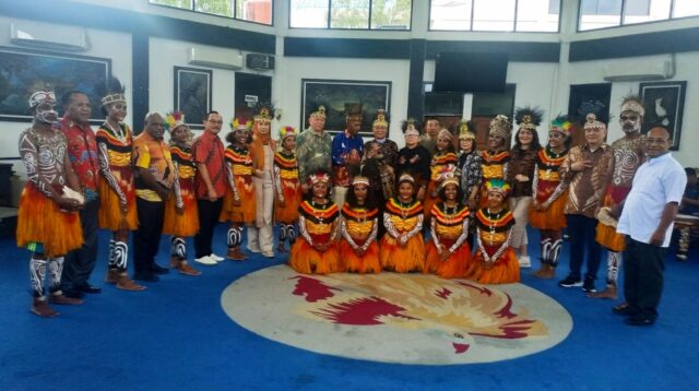 Tiba di Sentani, Rombongan SKKP Disambut Tarian Daerah dan Penyematan Mahkota Kasuari