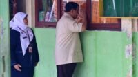 Momen Presiden Prabowo Curi Perhatian, Intip Belajar Siswa di Jendela Kelas