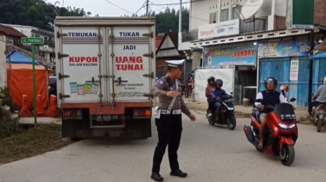 Demi Kelancaran dan Keamanan Jalan Raya, Satlantas Polres Mamasa Gelar Pengaturan Lalu Lintas