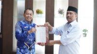 Pemkab Serahkan SK dan Serah Terima Jabatan Kepada Helmi Sebagai Plt Direktur PDAM Jeneponto