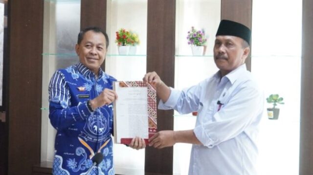 Pemkab Serahkan SK dan Serah Terima Jabatan Kepada Helmi Sebagai Plt Direktur PDAM Jeneponto