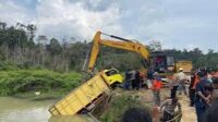Truk Terjun ke Sungai, 2 Ditemukan Tewas 9 Masih Hilang, Kapolda Riau Pimpin Evakuasi