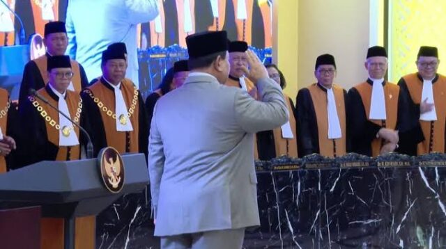 Moment Presiden Prabowo Hormat ke Hakim Saat Ikuti Sidang Istimewa MA: Beban Saudara Sangat Berat
