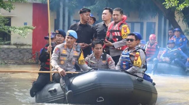 Kapolda Sulsel Beri Bantuan Untuk Warga Korban Banjir
