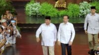 W0 : "Hidup Jokowi!"     WI :  "Mati Prabowo !"