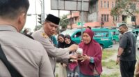 Kapolsek dan Kanit Reskrim serta Panit I Reskrim Polsek Patumbak Berbagi Takjil di Bulan Suci Ramadhan