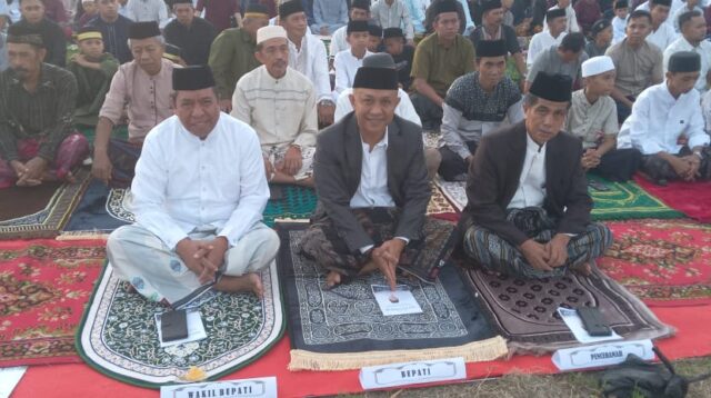 Pengamanan berlapis yang melibatkan aparat kepolisian, TNI-AD, Satpol PP, dan pramuka, dikerahkan dalam pelaksanaan shalat Idul Fitri 1446 H yang dihadiri dan diikuti oleh ribuan ummat muslim dari dalam dan luar daerah.