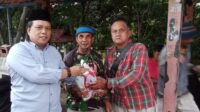 Persatuan Wartawan Turatea 'PEWARTA' Bagikan Paket Lebaran Kepada Tukang Ojek