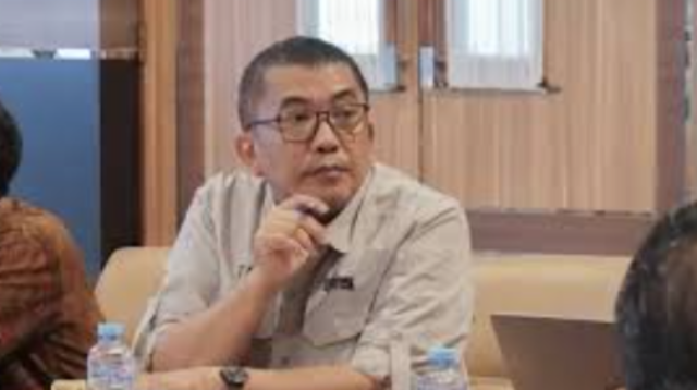 JENEPONTO - pantau24jam.net. Bupati Jeneponto H. Reza Faisal Saleh menyampaikan kabar baik kepada seluruh Tenaga Pendidik di Butta turatea yang selama ini dinantikan dengan dilakukannya prores pencairan Tunjangan Hari Raya dan Gaji Ke 13 bagi Guru ASN di lingkup Kabupaten Jeneponto.  Pj Bupati Jeneponto menyampaikan bahwa Tunjangan Hari Raya dan Gaji 13 tersebut merupakan tambahan penghasilan yang tertunda sejak tahun 2023 dan tahun 2024 yang sumber dananya dari Tunjangan Profesi Guru (TPG) ASN dan Tamsil Guru ASN.  "Hal tersebut merupakan kebijakan dari Pemerintah Pusat melalui Peraturan Pemerintah Nomor Nomor 15 Tahun 2023, Peraturan Pemerintah Nomor 14 Tahun 2024, Menteri Keuangan RI Nomor 39 Tahun 2023 dan Peraturan Menteri Keuangan RI nomor 15 Tahun 2024 yang kemudian dijabarkan melalui Peraturan Bupati", ujar Bupati Jeneponto H. Reza Faisal Saleh.   Pada kesempatan lain Kepala BPKAD Kabupaten Jeneponto H. Armawih A. Paki menyampaikan bahwa proses pelaksanaan pembayaraan THR dan Gaji ke 13 tahun 2023-2024 secara khusus untuk Guru ASN di Kabupaten Jeneponto.  "Mengacu pada Keputusan Menteri Keuangan RI Nomor 416 tahun 2024 tentang perubahan rincian DAU TA 2024 dalam rangka dukungan pendanaan THR dan Gaji Ke 13 bagi Guru ASN di daerah dan Surat Direktur Jenderal Perimbangan Keuangan Kementerian keuangan Nomor S-151/PK/2024 tanggal 16 Desember 2024", kata Kepala BPKAD Kabupaten Jeneponto H. Armawih A. Paki.   Sehingga KPA Bendahara Umum Negara (BUN) pada tanggal 16 Desember 2024 menyalurkan DAU sebagai tambahan dukungan pendanaan THR dan Gaji Ke 13 Guru ASN ke Rekening Kas Umum Daerah (RKUD) Kabupaten Jeneponto, dan selanjutnya Pemerintah Kabupaten Jeneponto menganggarkan Kembali pada APBD TA. 2025. Jelasnya.   Armawih menambahkan bahwa saat ini telah dilakukan transfer dari RKUD ke rekening OPD Dinas Pendidikan dan selanjutnya Bendahara Pengeluaran akan melakukan transfer ke Rekening masing-masing Guru secara Transaksi Non Tunai (TNT).  "Yang terdiri dari : THR Tahun 2023 sebanyak 1727 Guru, Gaji Ke 13 2023 sebanyak 1706 Guru, THR Tahun 2024 sebanyak 1562 Guru, Gaji Ke 13  2024 sebanyak 1547 Guru, yang terinci untuk Guru TK, Guru SD, Guru SMP, dan Pengawas", ungkapnya.   Sebagai informasi tambahan bahwa besaran pembayaran THR 2023 untuk guru ASN sebesar 50% dari TPG dan Tamsil Guru yang diterima pada bulan maret 2023, besaran pembayaran Gaji ke 13 tahun 2023 untuk guru ASN sebesar 50% dari TPG dan Tamsil Guru yang diterima pada bulan mei 2023.  "Untuk THR 2024 untuk guru ASN sebesar 100% dari TPG dan Tamsil Guru yang diterima pada bulan maret 2024, besaran pembayaran Gaji ke 13 tahun 2024 untuk guru ASN sebesar 100% dari TPG dan Tamsil Guru yang diterima pada bulan mei 2024, hal tersebut sebagaimana telah diatur dalam Peraturan Pemerintah Nomor 14 Tahun 2024", ucapnya.   Kepala BPKAD Kabupaten Jeneponto H. Armawih A. Paki menambahkan bahwa, proses pembayaran ini dilakukan untuk pembayaran yang tertunda selama ini karena menunggu penyaluran dana dari Pemerintah pusat, yang masuk pada akhir tahun 2024.  "Sedangkan untuk pembayaran THR dan Gaji Ke 13 Tahun 2025 bagi seluruh ASN Kab Jeneponto, menunggu kebijakan Pemerintah Pusat, yang biasanya setiap tahun akan diterbitkan Peraturan Pemerintah kemudian dijabarkan melalui Peraturan Menteri Keuangan, nanti setelah adanya kebijakan regulasi tersebut baru dapat diproses untuk pembayaran THR dan Gaji Ke 13 Tahun 2025 untuk seluruh ASN di Kabupaten Jeneponto", terangnya.   Banyak Guru ASN menyambut kabar baik ini, beberapa di antaranya menyatakan bahwa pencairan tunjangan ini sangat membantu dalam memenuhi kebutuhan sehari-hari dan persiapan menjelang bulan suci ramadhan.  "Dengan adanya kebijakan ini, diharapkan para guru dapat lebih bersemangat dan produktif dalam menyambut hari bulan suci Ramadhan dan tetap bersemangat dalam menjalankan tugas mulia sebagai pendidik anak bangsa. Selamat Memasuki Bulan Suci Ramadhan, semoga lancar dalam menunaikan ibadah puasa", pungkas Kepala BPKAD Kabupaten Jeneponto.   PPID – BPKAD Jeneponto