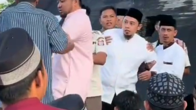 Memalukan, Panitia dan Jemaah Nyaris Bentrok Jelang Salat Idul Fitri di Karebosi