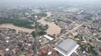 Banjir Meluas! Air Nyaris Tutupi Atap Rumah, Mall dan Puluhan Mobil Terendam di Bekasi