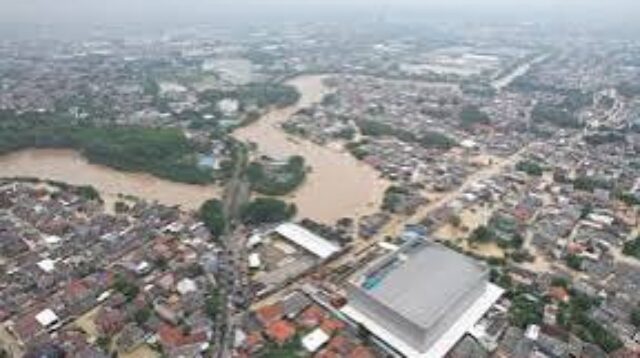 Banjir Meluas! Air Nyaris Tutupi Atap Rumah, Mall dan Puluhan Mobil Terendam di Bekasi