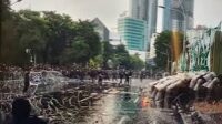 Aksi Demo Menolak UU TNI dan RUU Polri Ricuh, 1 Motor Terbakar & Tim Paramedis Jadi Korban