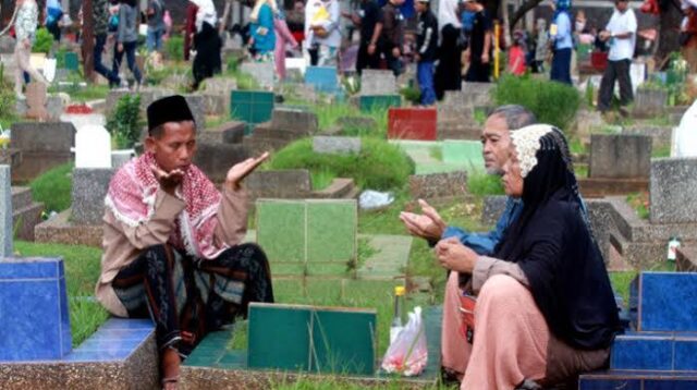 Larangan Duduk, Bersandar dan Berjalan di Atas Kuburan