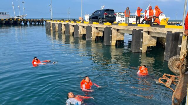 Ekspresikan Kepedulian Lingkungan UPP Klas III Benteng Bersihkan Sampah Dasar Laut