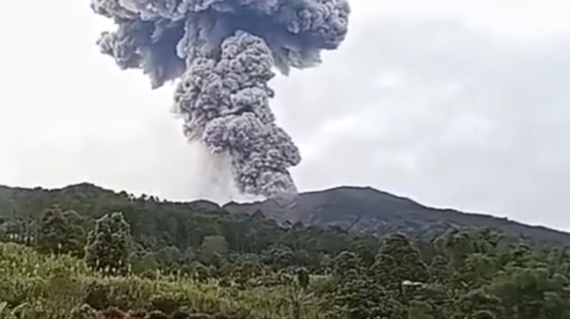 Erupsi Gunung Marapi Tinggi Kolom Abu Teramati ± 1.500 Meter di Sumatera Barat