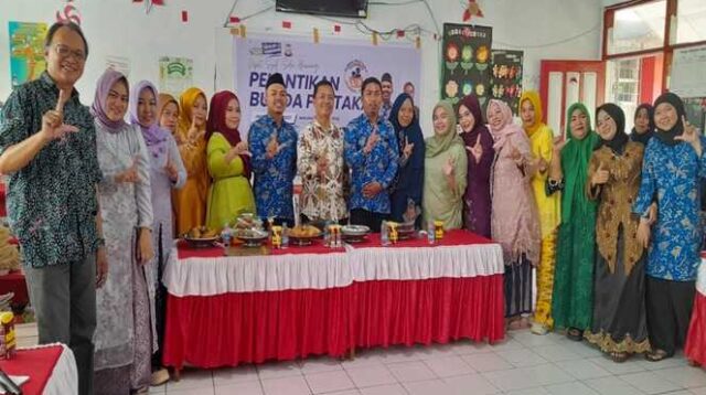 Para pengurus Bunda Pustaka Periode 2025-2027 Mulyati Husain Serahkan Estafet ke Annisyah Arsyad dalam Momen HUT Bunda Pustaka ke-4