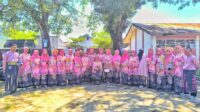 Para guru SDN Parinring Makassar berpose bersama usai mengikuti upacara Hari Pendidikan Nasional (Hardiknas) 2025. Hardiknas 2025, Guru SDN Parinring Tampil Anggun dengan Nuansa Adat dan Semangat Pendidikan