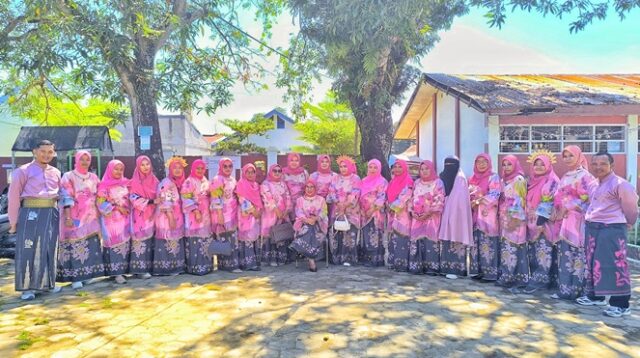 Hardiknas 2025, Guru SDN Parinring Tampil Anggun dengan Nuansa Adat dan Semangat Pendidikan