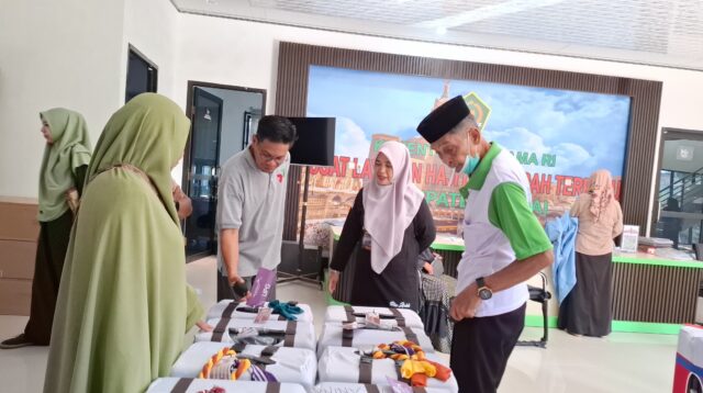 Kepala Kemenag Faried Wajedi Awasi Langsung Proses Penyerahan Koper Jamaah Calon Haji Kab. Sinjai