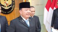 Pemerintah Resmi Bentuk Satgas Premanisme dan Ormas Meresahkan  Jakarta, 7 Mei 2025 — Pemerintah Indonesia resmi membentuk Satuan Tugas Terpadu untuk menangani aksi premanisme dan organisasi kemasyarakatan (ormas) yang meresahkan. Satgas ini dibentuk sebagai respons terhadap meningkatnya gangguan keamanan dan pemalakan yang dinilai menghambat kegiatan investasi dan usaha di berbagai daerah.  Menteri Koordinator Bidang Politik, Hukum, dan Keamanan (Menko Polhukam) Budi Gunawan menyampaikan bahwa pembentukan satgas ini bertujuan menjaga stabilitas nasional, menegakkan kepastian hukum, serta melindungi dunia usaha dari ancaman premanisme dan intimidasi ormas.  “Pemerintah tidak akan mentolerir segala bentuk tindakan melawan hukum yang mengganggu ketertiban umum dan merugikan iklim investasi,” ujar Budi dalam konferensi pers di Jakarta, Selasa (6/5).  Satgas Terpadu ini terdiri dari unsur Polri, TNI, Kejaksaan Agung, Kementerian Dalam Negeri, Kementerian Investasi, Kemenkumham, Badan Intelijen Negara (BIN).