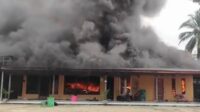 Rumah Lurah Gunung Agung Dibakar Warga, Berawal dari Jual Beras Bansos Rumah & Mobil Hangus
