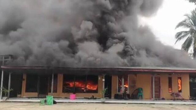 Rumah Lurah Gunung Agung Dibakar Warga, Berawal dari Jual Beras Bansos Rumah & Mobil Hangus