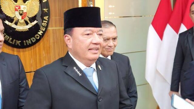 Pemerintah Resmi Bentuk Satgas Premanisme dan Ormas Meresahkan  Jakarta, 7 Mei 2025 — Pemerintah Indonesia resmi membentuk Satuan Tugas Terpadu untuk menangani aksi premanisme dan organisasi kemasyarakatan (ormas) yang meresahkan. Satgas ini dibentuk sebagai respons terhadap meningkatnya gangguan keamanan dan pemalakan yang dinilai menghambat kegiatan investasi dan usaha di berbagai daerah.  Menteri Koordinator Bidang Politik, Hukum, dan Keamanan (Menko Polhukam) Budi Gunawan menyampaikan bahwa pembentukan satgas ini bertujuan menjaga stabilitas nasional, menegakkan kepastian hukum, serta melindungi dunia usaha dari ancaman premanisme dan intimidasi ormas.  “Pemerintah tidak akan mentolerir segala bentuk tindakan melawan hukum yang mengganggu ketertiban umum dan merugikan iklim investasi,” ujar Budi dalam konferensi pers di Jakarta, Selasa (6/5).  Satgas Terpadu ini terdiri dari unsur Polri, TNI, Kejaksaan Agung, Kementerian Dalam Negeri, Kementerian Investasi, Kemenkumham, Badan Intelijen Negara (BIN).