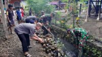 Koramil 1423-02/Marioriawa Soppeng Giat Peduli Lingkungan, Bersihkan Saluran Air bersama Warga Limpomajang