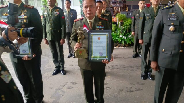 Dandim 1423/Soppeng, Letkol Inf. Reinhard Haposan, Menerima Penghargaan dari Panglima Kodam XIV/Hasanuddin