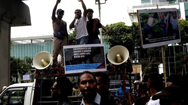 Puluhan Warga Papua Demo Natalius Pigai di di Kantor Kementerian Hak Asasi Manusia