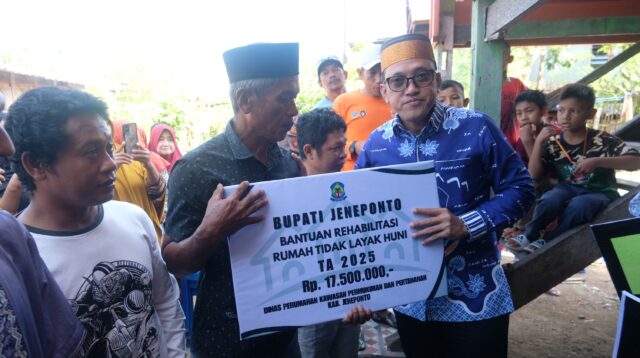 Bupati Jeneponto Serahkan Bantuan RTLH Bagi Warga Terdampak Stunting, TBC dan Bencana