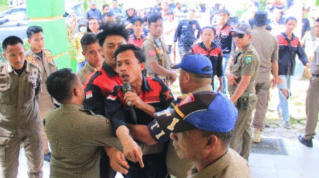 Aliansi Mahasiswa dan Masyarakat Lingkar Industri Persoalkan Amdal PT BKKMS, Unras di Kantor Bupati Luwu