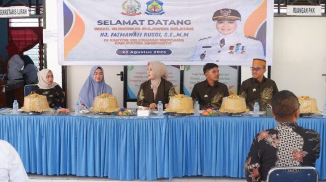 Wagub Sulsel Disela Harkopnas ke-78, Berbagi Paket Sembako kepada Ratusan Warga Miskin Ekstrem di Jeneponto