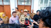 Pemkot Bandung Dukung MBG Buka Akses Lahan untuk SPPG   BANDUNG - pantau24jam.net. Pemerintah Kota (Pemkot) Bandung membuka peluang pemanfaatan lahan pemerintah untuk mendukung program Makan Bergizi Gratis (MBG).   Lahan milik pemerintah tersebut dapat dimanfaatkan oleh pengusaha maupun yayasan sebagai Satuan Pelayanan Pemenuhan Gizi (SPPG).  Hal ini disampaikan Wakil Wali Kota Bandung, Erwin, saat menghadiri pembukaan Sentra Penyedia Pangan Gizi (SPPG) Cisurupan sekaligus pemberian perdana MBG di SD Negeri 90, Jalan Raya Cibiru, Kecamatan Cibiru. Senin, 25/8/2025.  “Kalau memang ada tanah pemerintah yang bisa dipakai, ya kita bisa sewakan ke pengusaha-pengusaha atau yayasan-yayasan yang memang dipakai untuk MBG. Karena kita harus support juga,” ujar Erwin.  Menurutnya, pemerintah harus hadir memastikan keberlangsungan dan kelancaran distribusi makanan bergizi bagi anak-anak sekolah.   “Pemerintah bisa menyiapkan, bisa mengadakan juga apa yang bisa mendukung kelangsungan MBG ini,” katanya.  Dalam kesempatan itu, Erwin juga mengapresiasi SPPG Cisurupan yang telah menyalurkan 3.756 porsi makanan bergizi gratis untuk tujuh sekolah di Kota Bandung.   Ia menilai, hal ini sebagai bukti nyata kepedulian pemerintah pusat hingga ke daerah.  “Saya ucapkan terima kasih kepada Pak Presiden Prabowo yang begitu cepat mendistribusikan ini. Tentunya ini bentuk kepedulian seorang pemimpin supaya anak-anak sehat, cerdas, kuat secara mental, dan siap menyongsong generasi emas 2045,” ungkapnya.  Erwin berharap, dari SD Negeri 90 Cibiru akan lahir generasi yang bukan hanya cerdas secara intelektual, tetapi juga kuat secara mental, tangguh secara sosial, dan berkarakter budaya.   “Mudah-mudahan anak-anak bisa mengamalkan ilmu yang mereka dapat di sekolah dalam kehidupan bermasyarakat,” tambahnya.  Terkait target realisasi MBG, Erwin menegaskan, program ini terus berjalan masif. Meski ada beberapa kendala, terutama soal fasilitas dapur, Pemkot Bandung berkomitmen mencari solusi, termasuk menggandeng pihak swasta.   “Beberapa pengusaha sudah menyampaikan ke Balai Kota ingin dibantu terkait lahan. Ini akan kita tindaklanjuti,” jelasnya.  Dengan adanya SPPG Cisurupan, Erwin optimistis distribusi MBG akan semakin lancar dan menyentuh lebih banyak sekolah.   “Harapannya, semua anak-anak SD di Kota Bandung bisa menikmati makan bergizi secara adil dan merata,” harapnya.  Di luar itu, Erwin menyoroti kondisi sekolah yang masih terbagi dalam dua sif, pagi dan siang. Menurutnya, perlu ada penambahan ruang kelas agar semua siswa bisa belajar pada pagi hari.   “Saya coba usulkan supaya ada penambahan bangunan di belakang. Kita akan komunikasikan dengan Disdik dan DPRD supaya bisa dianggarkan,” pungkasnya.  Sumber ; Diskominfo Kota Bandung.0