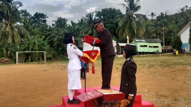Kapolsek Ipda Teguh Baharijanto, Inspektur Upacara Penurunan Bendera Merah Putih HUT RI ke 80 di Pulau Sembilan Sukses