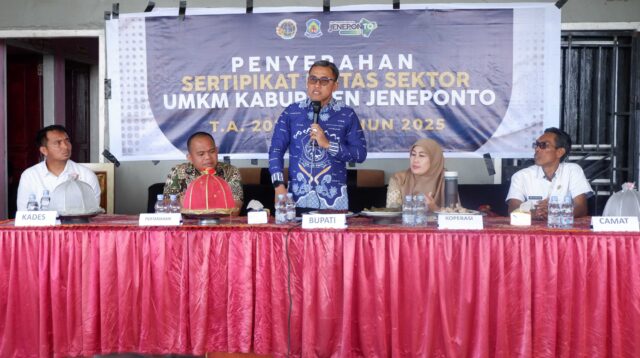 Bupati Paris Serahkan Sertifikat Lintas Sektor UMKM Tahun Anggaran 2023 di Desa Lebang Manai