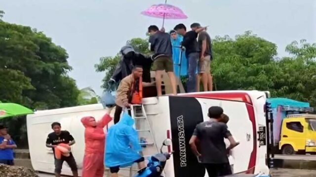 Bus Jemaah Umrah Polman Terbalik di Pangkep, Penumpang Dievakuasi Aman