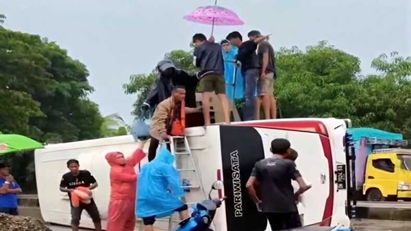 Bus Jemaah Umrah Polman Terbalik di Pangkep, Penumpang Dievakuasi Aman